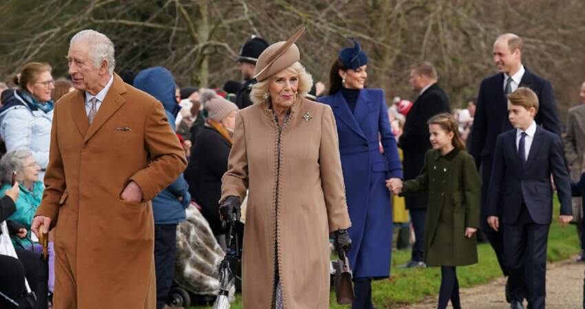 Le roi Charles III et son épouse, la reine Camilla, suivis du prince, de la princesse de Galles et de leurs enfants