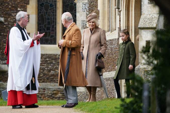  Le roi du Royaume-Uni, son épouse, suivis de la princesse Charlotte (messe de Noël du 25 décembre 2023)