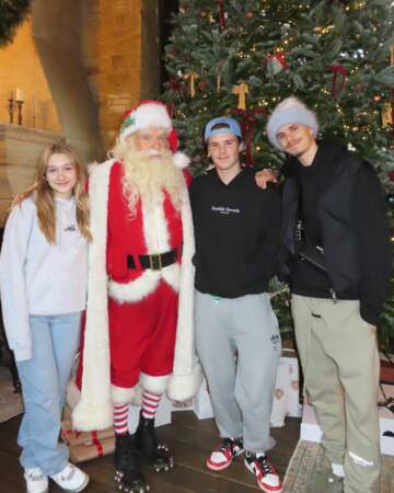 Trois des quatres enfants de David et Victoria Backham posent avec le père Noël