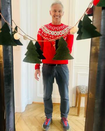Paul Belmondo, tout sourire dans son pull de Noël