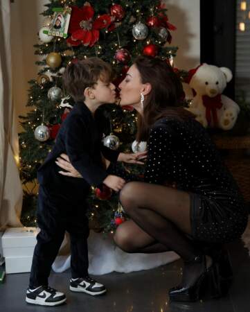 Rachel Legrain-Trapani pose avec son fils devant son sapin de Noël