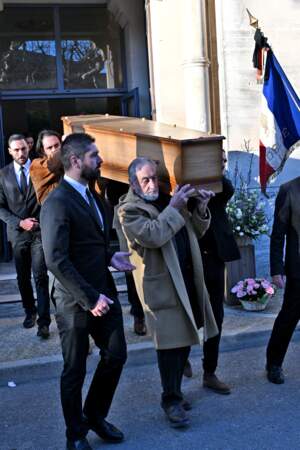 Jules, fils de Guy Marchand et Michel Bouzat, un ami de Guy Marchand, lors des obsèques de Guy Marchand, en l'église Saint-Pierre-ès-Liens à Mollégès, le 27 décembre 2023.