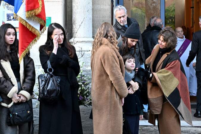 Adelina Khamaganova, ex-femme de Guy Marchand, Ludivine, fille de Guy Marchand, son fils Balthazar et Béatrice Chatelier, ex-femme de Guy Marchand, lors des obsèques de Guy Marchand, en l'église Saint-Pierre-ès-Liens, à Mollégès, le 27 décembre 2023.