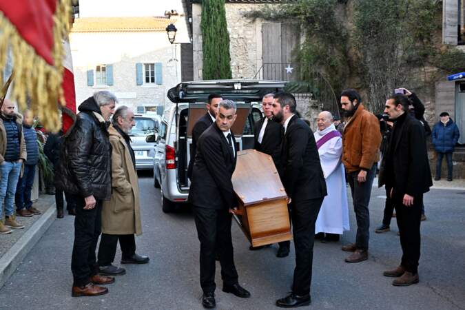 Plusieurs proches de l'acteur étaient présents pour les obsèques de Guy Marchand, célébrées en l'église Saint-Pierre-ès-Liens à Mollégès le 27 décembre 2023.
