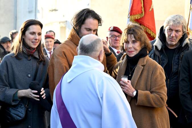 Ludivine, fille de Guy Marchand, Jules, fils de Guy Marchand, Béatrice Chatelier, ex-femme de Guy Marchand, lors des obsèques de Guy Marchand, en l'église Saint-Pierre-ès-Liens, à Mollégès, le 27 décembre 2023.
