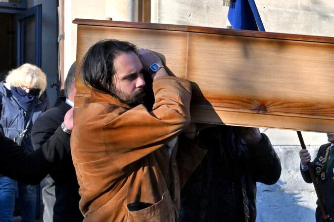 Jules, le fils de Guy Marchand, durant les obsèques de son père, en l'église Saint-Pierre-ès-Liens, à Mollégès, le 27 décembre 2023.