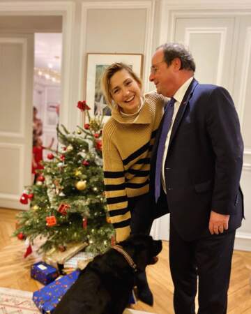 François Hollande et Julie Gayet posent avec leur chien pour Noël 