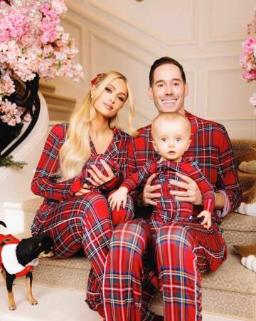 Paris Hilton en famille en pyjama de Noël 2023
