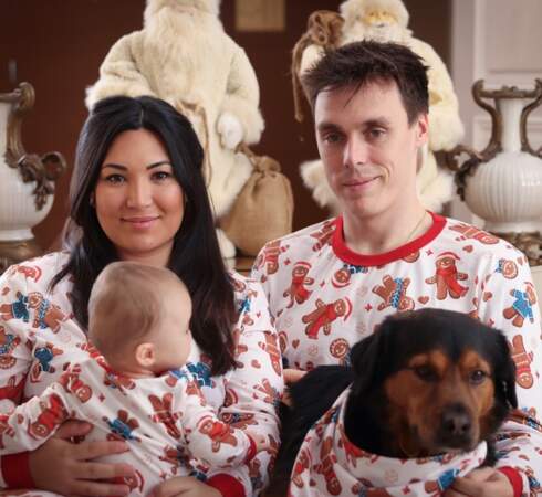 Marie et Louis Ducruet, avec leur petite Victoire et leur chien se sont illustrés en pyjamas de Noël coordonnés