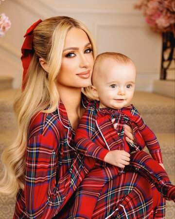 Paris Hilton et son fils Phoenix en pyjama de Noël 2023