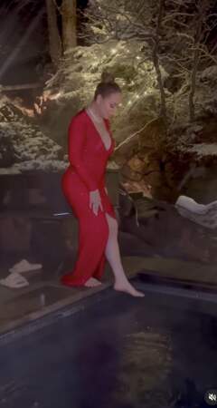 Mariah Carey en robe rouge fendue à sequins