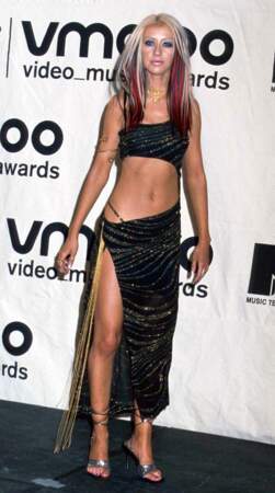 Christina Aguilera dans une robe ajourée noire à paillettes lors des MTV Video Music Awards à New York, le 11 septembre 2000