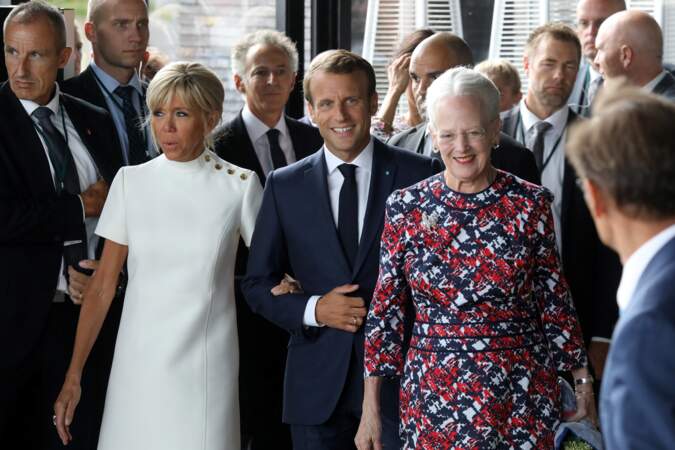 La reine Margrethe II en compagnie d'Emmanuel et Brigitte Macron, sur le parvis du théâtre royal de Copenhague le 29 août 2018