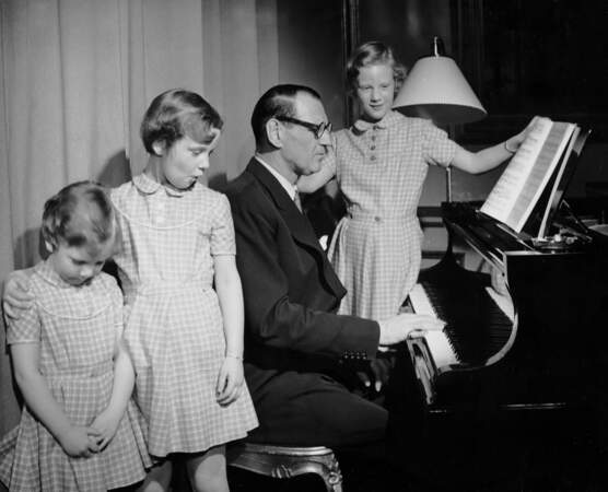 Le roi Frédéric avec ses filles, les princesses Anne-Marie, Benedikte et Margrethe de Danemark en 1953