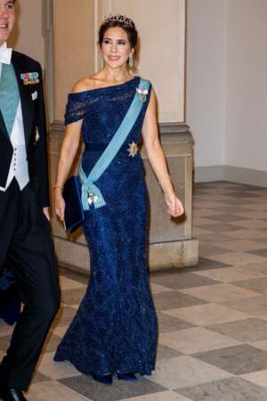 Pour le 18e anniversaire de son fils le prince Christian à Copenhague, la princesse Mary de Danemark s'est illustrée en bleu nuit.