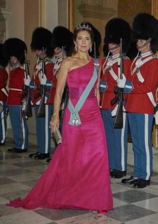 La princesse Mary de Danemark au banquet de gala célébrant les 50 ans d'accession au trône de la reine pour le gouvernement, les membres du parlement à Copenhague