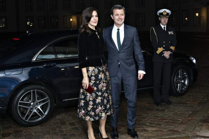 La famille royale de Danemark à son arrivée à un concert marquant le premier anniversaire de la mort du prince Henrik à Fredensborg