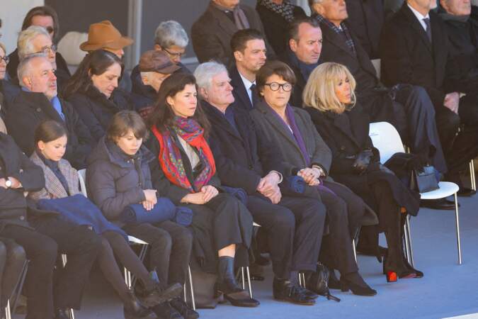 Brigitte Macron aux côtés de Martine Aubry et les siens, lors de l'hommage national à Jacques Delors, dans la cour d’honneur de l’Hôtel national des Invalides, à Paris, le 5 janvier 2024.