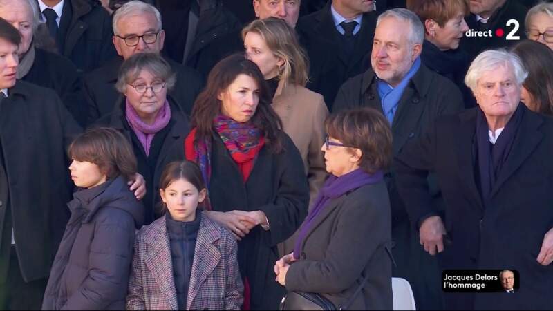 Martine Aubry entourée de son mari, sa fille, son gendre et ses petits-enfants, lors de l'hommage national à Jacques Delors, dans la cour d’honneur de l’Hôtel national des Invalides, à Paris, le 5 janvier 2024.