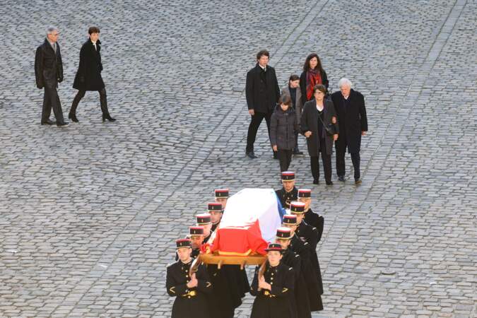 Martine Aubry, son mari, sa fille, son gendre et ses petits-enfants suivent le cercueil de Jacques Delors, lors de l'hommage national qui lui a été rendu, dans la cour d’honneur de l’Hôtel national des Invalides, à Paris, le 5 janvier 2024.