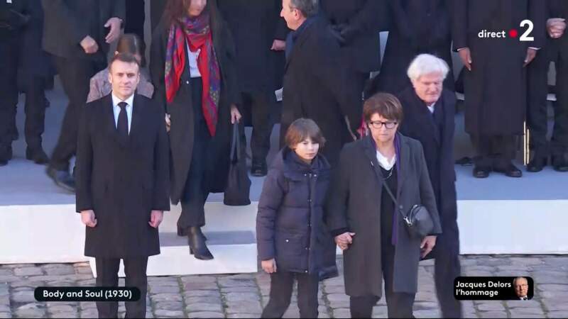Martine Aubry entourée de son petit-fils et de son mari, lors de l'hommage national à Jacques Delors, dans la cour d’honneur de l’Hôtel national des Invalides, à Paris, le 5 janvier 2024.