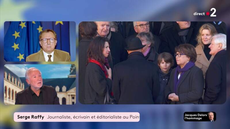 Emmanuel Macron vient saluer Martine Aubry et ses proches, lors de l'hommage national à Jacques Delors, dans la cour d’honneur de l’Hôtel national des Invalides, à Paris, le 5 janvier 2024.