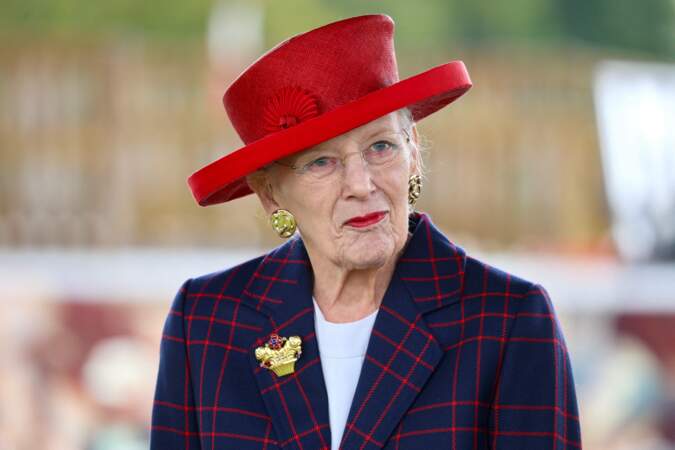 Margrethe II de Danemark ose le chapeau rouge