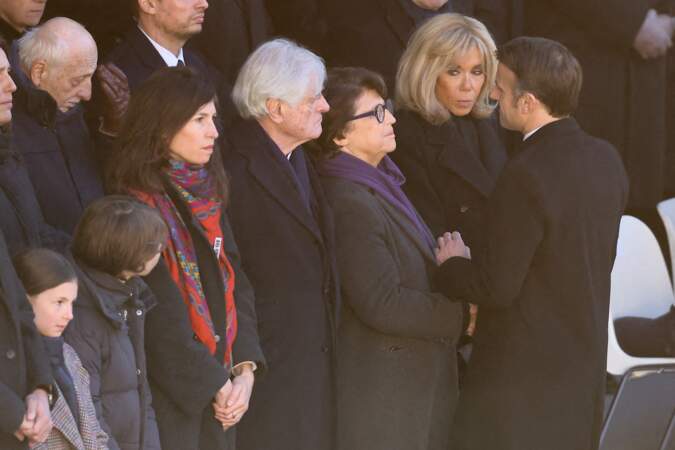 Emmanuel Macron salue Martine Aubry et ses proches, lors de l'hommage national à Jacques Delors, dans la cour d’honneur de l’Hôtel national des Invalides, à Paris, le 5 janvier 2024.