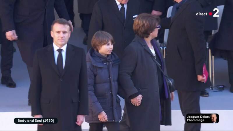 Martine Aubry tient la main de son petit-fils, lors de l'hommage national à Jacques Delors, dans la cour d’honneur de l’Hôtel national des Invalides, à Paris, le 5 janvier 2024.