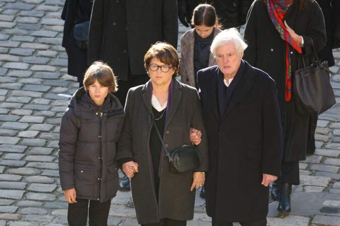 Martine Aubry, soutenue par son mari et son petit-fils, lors de l'hommage national à Jacques Delors, dans la cour d’honneur de l’Hôtel national des Invalides, à Paris, le 5 janvier 2024.