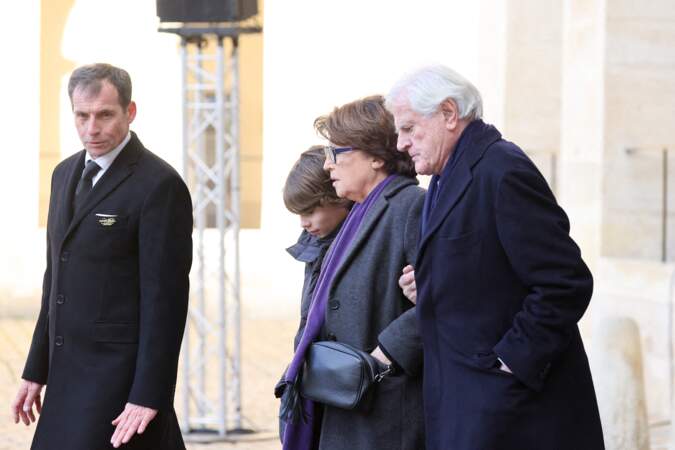 Martine Aubry, son mari Jean-Louis Brochen et son petit-fils arrivent ensemble à l'hommage national à Jacques Delors, dans la cour des Invalides, à Paris, le 5 janvier 2024.