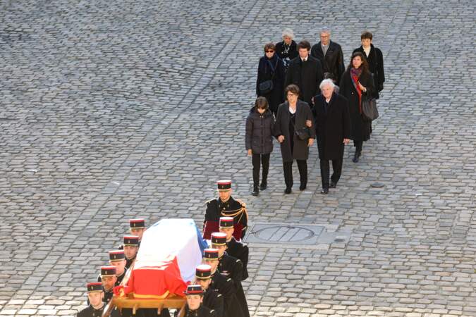 Martine Aubry et sa famille derrière le cercueil de Jacques Delors, lors de l'hommage national qui lui a été rendu, dans la cour d’honneur de l’Hôtel national des Invalides, à Paris, le 5 janvier 2024.