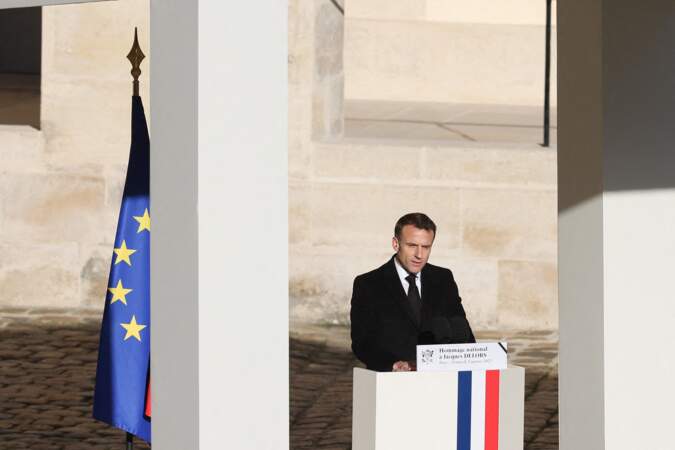 Emmanuel Macron prononce en discours en hommage à Jacques Delors, dans la cour d’honneur de l’Hôtel national des Invalides, à Paris, le 5 janvier 2024.