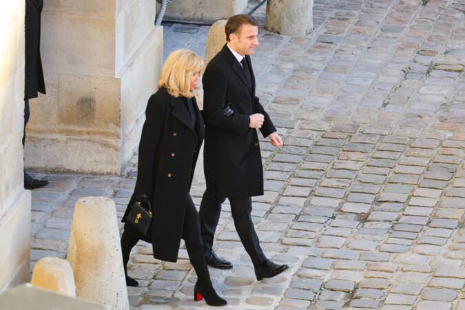 Emmanuel et Brigitte Macron lors de l'hommage national à Jacques Delors, dans la cour d’honneur de l’Hôtel national des Invalides, à Paris, le 5 janvier 2024.
