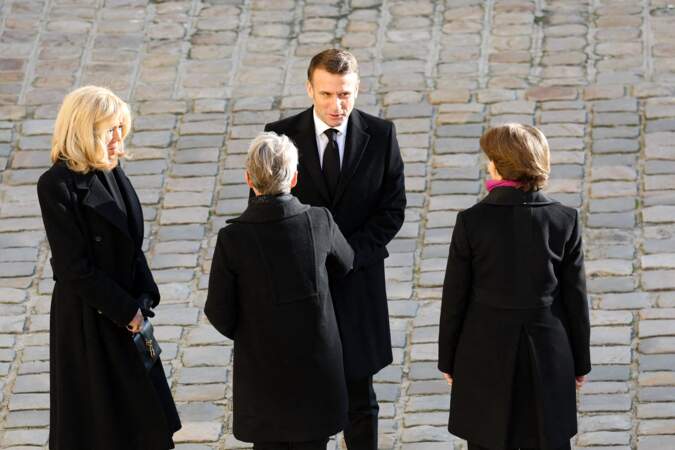 Le président Emmanuel Macron et sa femme Brigitte Macron, lors de l'hommage national à Jacques Delors, dans la cour d’honneur de l’Hôtel national des Invalides, à Paris, le 5 janvier 2024.