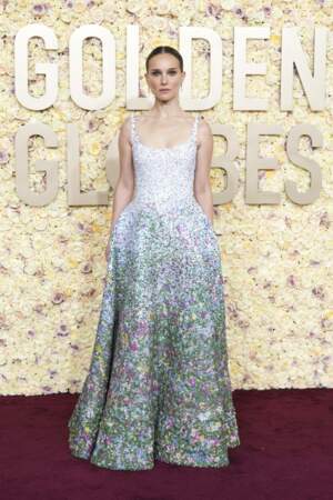 Natalie Portman. éblouissante à robe à sequins Dior sur le photocall de la 81ème cérémonie des Golden Globes au Beverly Hilton à Los Angeles le 7 janvier 2024