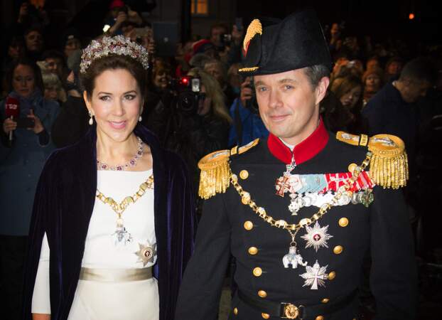 Le prince Frederik et la princesse Mary de Danemark arrivent à un dîner de gala à Amalienborg à Copenhague, le 1er janvier 2015.