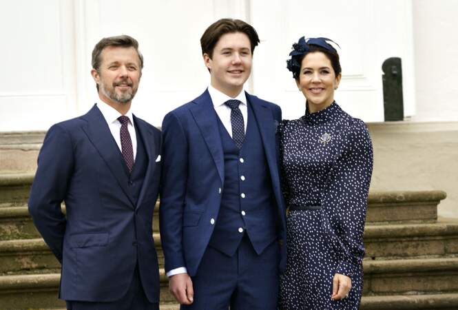 La reine Margrethe II, le prince Frederik, la princesse Mary, le prince Christian arrivent à la confirmation du prince Christian à l'église du château de Fredensborg, le samedi 15 mai 2021.