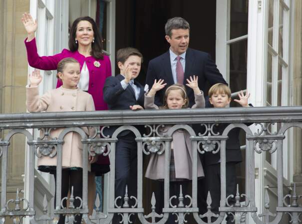 La princesse Mary, le prince Frederik de Danemark et leurs enfants, la princesse Josephine, la princesse Isabella, le prince Christian et le prince Vincent saluent la foule à l'occasion du 76ème anniversaire de la reine Margrethe depuis le balcon du château Amalienborg à Copenhague, le 16 avril 2016