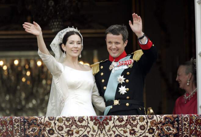 Mariage de Frederik de Danemark et Mary Donaldson à Copenhague le 14 mai 2004. Le couple salue au balcon.