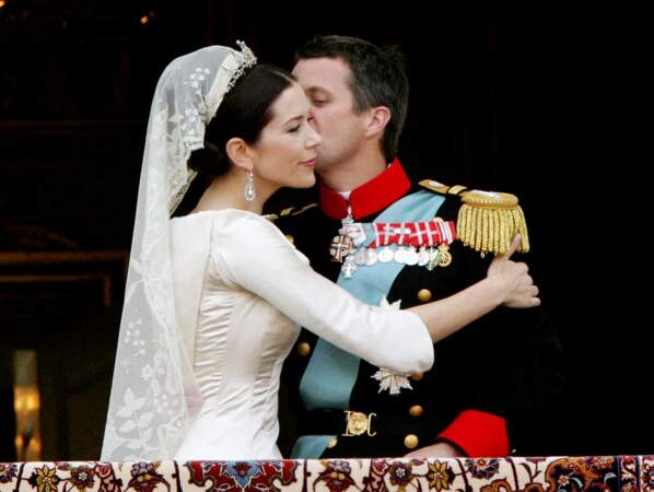 Mariage de Frederik de Danemark et Mary Donaldson à Copenhague le 14 mai 2004. Au balcon du palais d'Amelienborg, le couple, qui s'est rencontré à Sydney en 2000, se montre très démonstratif. 