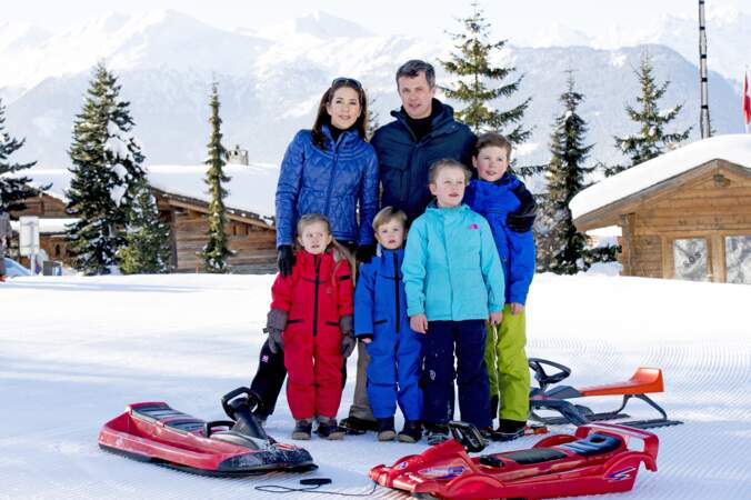 Le prince Frederik de Danemark, la princesse Mary et leurs enfants le prince Christian, la princesse Isabella, le prince Vincent et la princesse Joséphine en vacances au ski à Verbier en Suisse le 8 février 2015