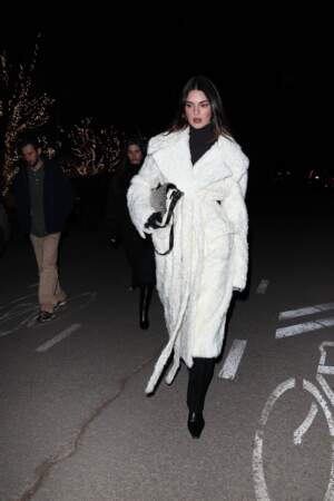 Kendall Jenner en manteau blanc à Aspen 