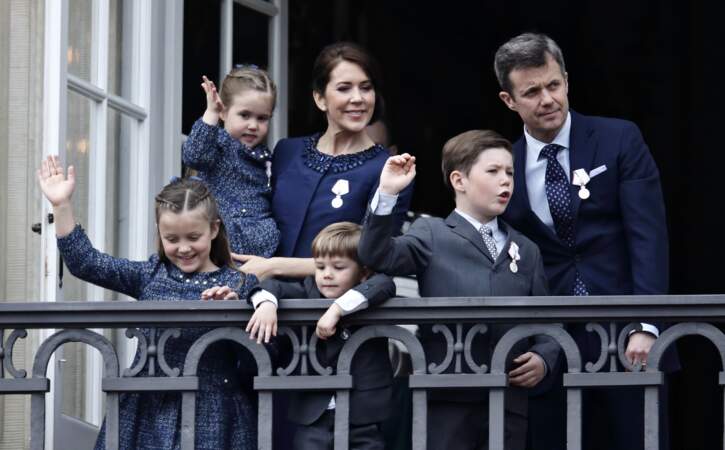 Le prince Frederik, la princesse Mary, le prince Christian, la princesses Isabella et les jumeaux, le princesse Josephine et le prince Vincent au balcon du château d'Amalienborg à Copenhague pour le 75ème anniversaire de la reine, le 16 avril 2015