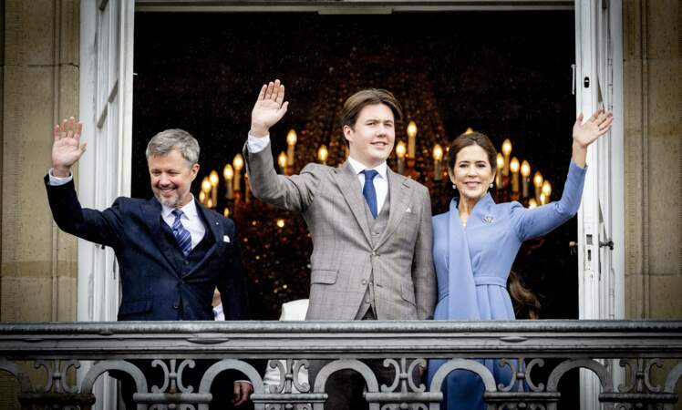 Le prince Christian de Danemark fête ses 18 ans entouré de son père le prince héritier Frederik et de sa mère la princesse Mary au balcon d’Amalienborg à Copenhague le 15 octobre. 