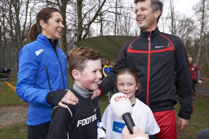 Le prince Frederik, la princesse Mary et leurs enfants Christian et Isabella participent à une course d'orientation à Rude dans le nord de Copenhague au Danemark le 5 avril 2014.