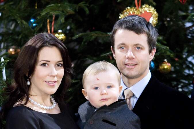 Mary de Danemark et le prince héritier Frederik de Danemark avec leur fils Christian lors des fêtes de Noël 2018.