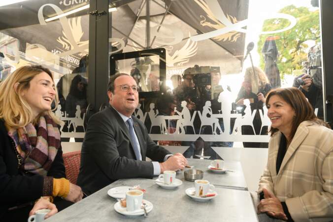 François Hollande et Julie Gayet dans une café de Tulle, en Corrèze