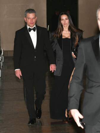Matt Damon et sa femme Luciana Barroso en total looks noirs aux Golden Globes 2024 à Los Angeles