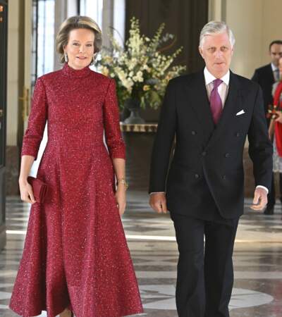 Le roi Philippe de Belgique et la reine Mathilde dans un fourreau à sequins rouges lors d'une réception des chefs de missions diplomatiques accrédités en Belgique au Château de Laeken le 11 janvier 2023
